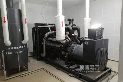 广西顶博发电机组制造空气滤清器有3种，常用的是过滤式空气滤芯滤清器